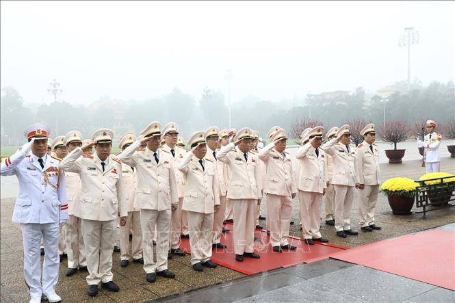 Đoàn đại biểu Đảng ủy Công an Trung ương, Bộ Công an đặt vòng hoa và vào Lăng viếng Chủ tịch Hồ Chí Minh. Ảnh: Văn Điệp/TTXVN Đoàn đại biểu Đảng ủy Công an Trung ương, Bộ Công an đặt vòng hoa và vào Lăng viếng Chủ tịch Hồ Chí Minh. Ảnh: Văn Điệp/TTXVN