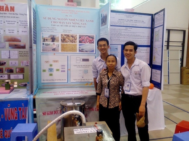 Nhà giáo Ưu tú Nguyễn Thị Thúy chụp ảnh lưu niệm với học trò trong cuộc thi Khoa học kỹ thuật dành cho học sinh phổ thông cấp Quốc gia năm 2015. (Ảnh: Nhân vật cung cấp). Nhà giáo Ưu tú Nguyễn Thị Thúy chụp ảnh lưu niệm với học trò trong cuộc thi Khoa học kỹ thuật dành cho học sinh phổ thông cấp Quốc gia năm 2015. (Ảnh: Nhân vật cung cấp).