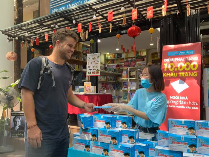 Hoạt động phát khẩu trang miễn phí của First News để lại ấn tượng đẹp về Việt Nam cho nhiều khách du lịch
