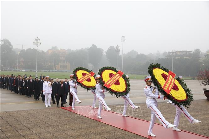 Lãnh đạo Đảng, Nhà nước đặt vòng hoa và vào Lăng viếng Chủ tịch Hồ Chí Minh. Ảnh: Văn Điệp/TTXVN Lãnh đạo Đảng, Nhà nước đặt vòng hoa và vào Lăng viếng Chủ tịch Hồ Chí Minh. Ảnh: Văn Điệp/TTXVN
