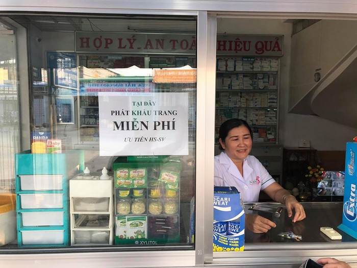Quầy thuốc 367 khu chung cư Long Điềm thành phố Biên Hòa – Đồng Nai phát khẩu trang miễn phí cho người dân. (Ảnh do tác giả cung cấp) Quầy thuốc 367 khu chung cư Long Điềm thành phố Biên Hòa – Đồng Nai phát khẩu trang miễn phí cho người dân. (Ảnh do tác giả cung cấp)