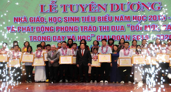 Nhà giáo Ưu tú Nguyễn Thị Thúy trong lễ vinh danh nhà giáo, học sinh tiêu biểu do Bộ Giáo dục và Đào tạo tổ chức năm 2016 - thứ 10 từ trái sang. (Ảnh: Nhân vật cung cấp) Nhà giáo Ưu tú Nguyễn Thị Thúy trong lễ vinh danh nhà giáo, học sinh tiêu biểu do Bộ Giáo dục và Đào tạo tổ chức năm 2016 - thứ 10 từ trái sang. (Ảnh: Nhân vật cung cấp)