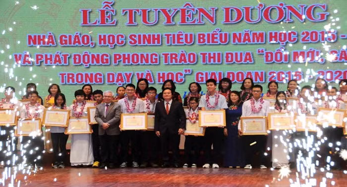 Nhà giáo Ưu tú Nguyễn Thị Thúy trong lễ vinh danh nhà giáo, học sinh tiêu biểu do Bộ Giáo dục và Đào tạo tổ chức năm 2016 - thứ 10 từ trái sang. (Ảnh: Nhân vật cung cấp)