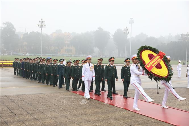 Đoàn đại biểu Quân ủy Trung ương, Bộ Quốc phòng đặt vòng hoa và vào Lăng viếng Chủ tịch Hồ Chí Minh. Ảnh: Văn Điệp/TTXVN Đoàn đại biểu Quân ủy Trung ương, Bộ Quốc phòng đặt vòng hoa và vào Lăng viếng Chủ tịch Hồ Chí Minh. Ảnh: Văn Điệp/TTXVN