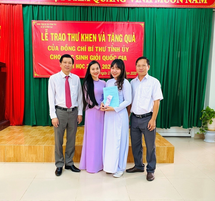 Ông Trần Văn Tuấn - Phó chủ tịch tỉnh Bà Rịa – Vũng Tàu (bìa trái) và cô Hà Thị Diệu Thúy cùng em Hoàng Ngọc Mỹ Tiên giải Nhất môn Địa lý, kỳ thi học sinh giỏi Quốc gia năm học 2019-2020 (Ảnh: CTV)