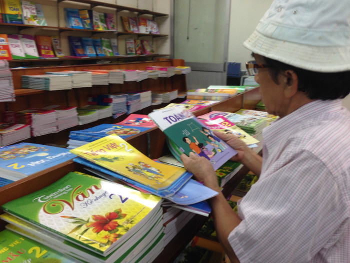 Chọn sách giáo khoa có theo định hướng không? (Ảnh minh họa: Daidoanket.vn) Chọn sách giáo khoa có theo định hướng không? (Ảnh minh họa: Daidoanket.vn)