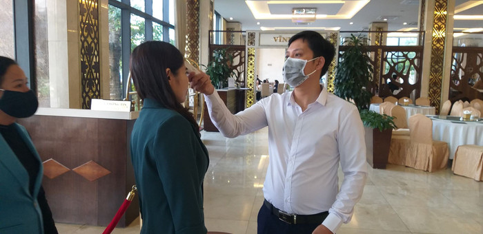 Thanh Hóa kiểm tra y tế cho các đại biểu tham dự hội thảo về sách giáo khoa