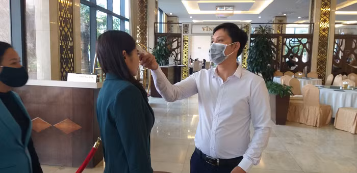 Thanh Hóa kiểm tra y tế cho các đại biểu tham dự hội thảo về sách giáo khoa