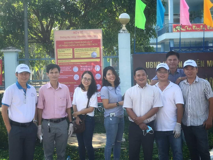 Nhà tài trợ Quỳnh Anh - thứ 3 từ bên trái sang - chụp ảnh lưu niệm với thầy giáo tình nguyện phát khẩu trang Nhà tài trợ Quỳnh Anh - thứ 3 từ bên trái sang - chụp ảnh lưu niệm với thầy giáo tình nguyện phát khẩu trang