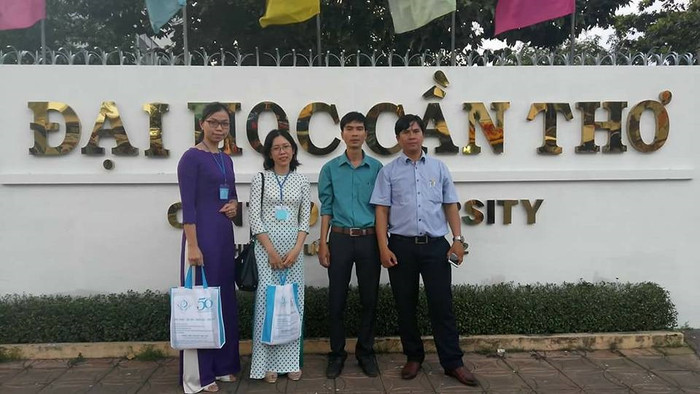 Thầy Đặng Đức Hạnh thứ hai bên phải sang (Ảnh do tác giả cung cấp) Thầy Đặng Đức Hạnh thứ hai bên phải sang (Ảnh do tác giả cung cấp)