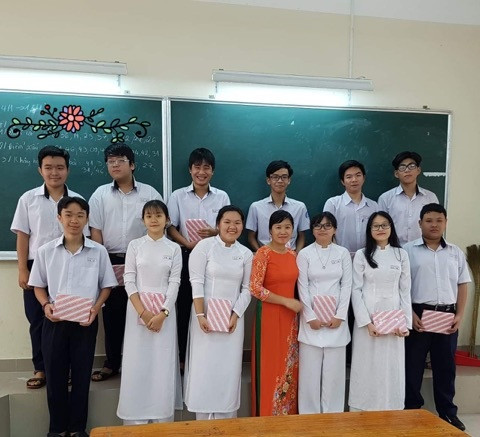 Cô Lưu Phương Hạnh và học sinh Trung tâm Giáo dục Thường xuyên Chu Văn An (ảnh do cô Hạnh cung cấp) Cô Lưu Phương Hạnh và học sinh Trung tâm Giáo dục Thường xuyên Chu Văn An (ảnh do cô Hạnh cung cấp)