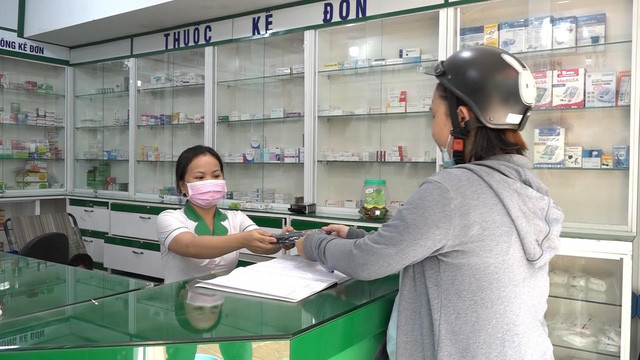 Một số nhà thuốc phát miễn phí khẩu trang cho người dân. (Ảnh: VTV) Một số nhà thuốc phát miễn phí khẩu trang cho người dân. (Ảnh: VTV)