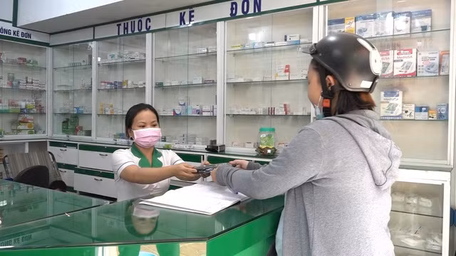 Một số nhà thuốc phát miễn phí khẩu trang cho người dân. (Ảnh: VTV)