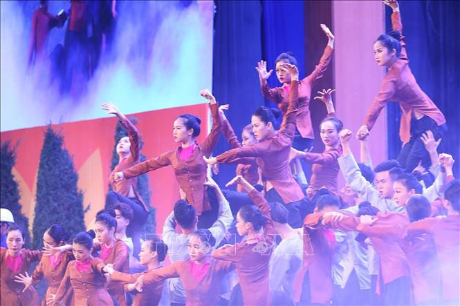 Chương trình văn nghệ chào mừng 90 năm Ngày thành lập Đảng Cộng sản Việt Nam (3/2/1930 - 3/2/2020). Ảnh: Lâm Khánh/TTXVN