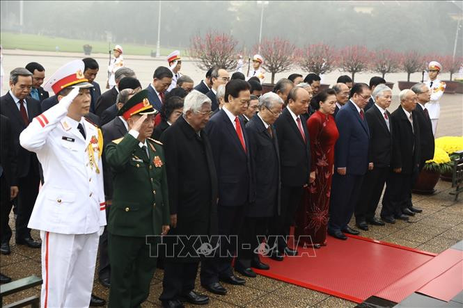Các đồng chí lãnh đạo, nguyên lãnh đạo Đảng, Nhà nước đặt vòng hoa và vào Lăng viếng Chủ tịch Hồ Chí Minh. Ảnh: Văn Điệp/TTXVN Các đồng chí lãnh đạo, nguyên lãnh đạo Đảng, Nhà nước đặt vòng hoa và vào Lăng viếng Chủ tịch Hồ Chí Minh. Ảnh: Văn Điệp/TTXVN