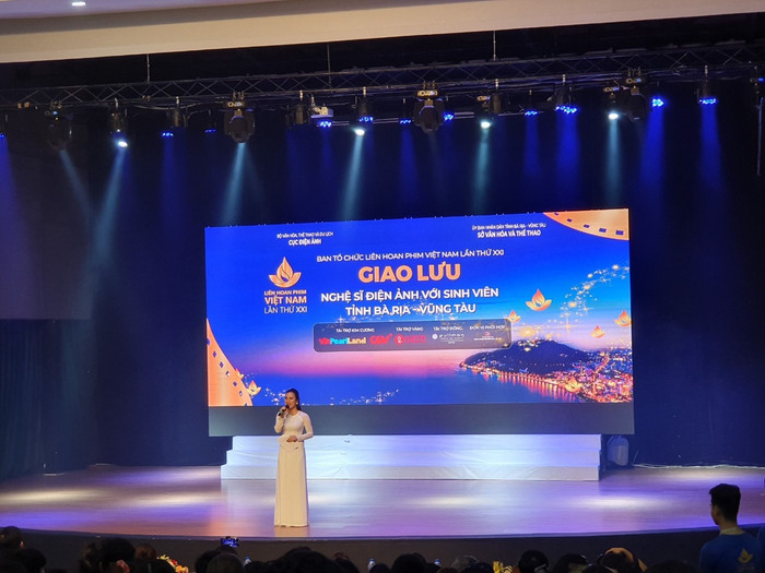Cô giáo trẻ đầy tài năng và rất duyên dáng Cô giáo trẻ đầy tài năng và rất duyên dáng