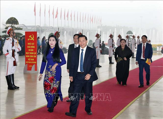 Các đại biểu đến dự Lễ kỷ niệm 90 năm Ngày thành lập Đảng Cộng sản Việt Nam. Ảnh: Thống Nhất/TTXVN