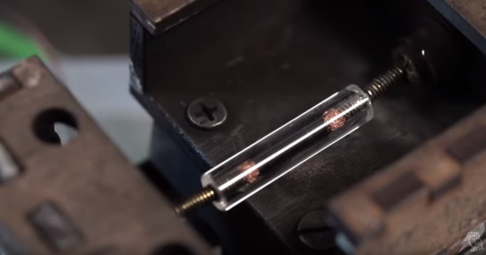 Công trình nghiên cứu của anh Lương Xuân Duy có thể tạo ra graphene từ bất cứ nguyên liệu cacbon nào. Công trình nghiên cứu của anh Lương Xuân Duy có thể tạo ra graphene từ bất cứ nguyên liệu cacbon nào.