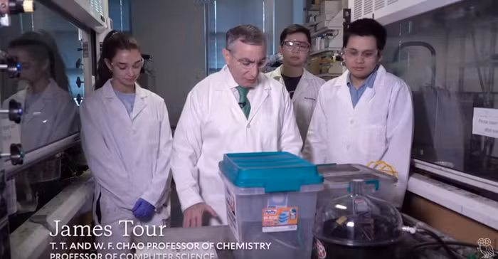 Anh Lương Xuân Duy (bên phải) cùng giáo sư giới thiệu về nghiên cứu mới của mình.