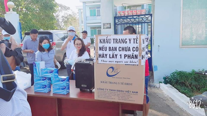 Vừa phát khẩu trang y tế, vừa tuyên truyền hướng dẫn sử dụng đúng cách, đúng địa điểm tránh lãng phí, đi học chỉ cần mang khẩu trang vải hợp vệ sinh Vừa phát khẩu trang y tế, vừa tuyên truyền hướng dẫn sử dụng đúng cách, đúng địa điểm tránh lãng phí, đi học chỉ cần mang khẩu trang vải hợp vệ sinh