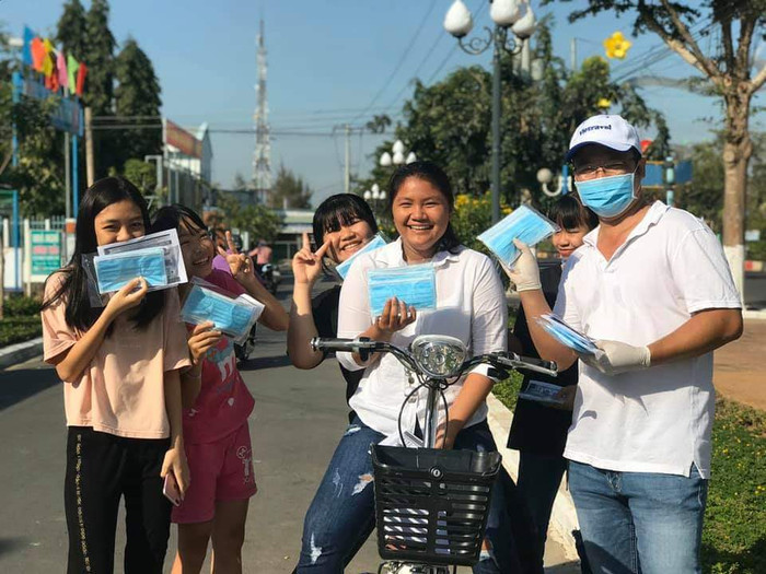 Học sinh vui vẻ sau khi nhận được khẩu trang y tế miễn phí Học sinh vui vẻ sau khi nhận được khẩu trang y tế miễn phí