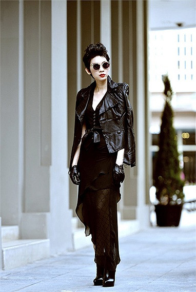 Một phần vẻ quyến rũ toát ra từ phong thái chuyên nghiệp và khuôn mặt của cô. Một phần vẻ quyến rũ toát ra từ phong thái chuyên nghiệp và khuôn mặt của cô.