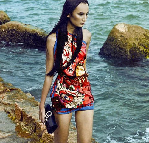 Cô nàng cao kều và... trước sau như một. Cô nàng cao kều và... trước sau như một.