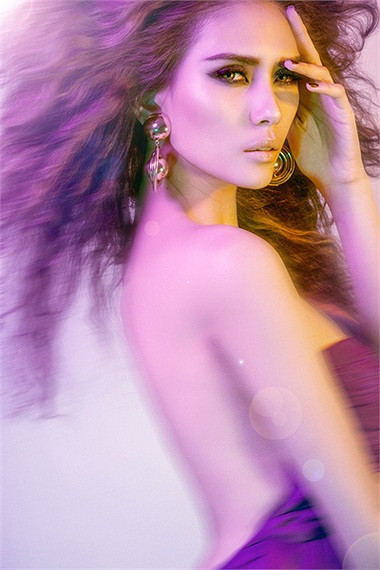 Vẻ mong manh của Hoàng Yến. Vẻ mong manh của Hoàng Yến.