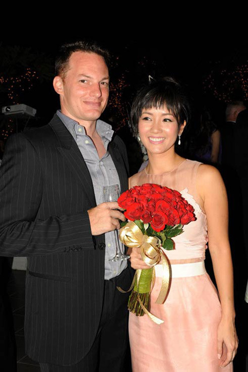 Chồng ca sĩ Hồng Nhung chịu khó biến đổi phong cách, lúc hơi bụi phủi, trẻ trung, lúc lịch lãm như ông chủ