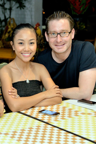 Dù Đoan Trang không thuộc top những người biết mặc đẹp của showbiz nhưng khi tông xuyệt tông với chồng, họ lại hài hòa, nổi bật hơn