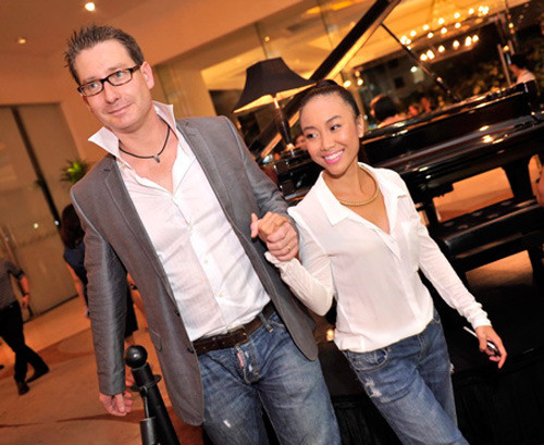 3. Vợ chồng ca sĩ Đoan Trang Chồng của Đoan Trang có phong cách ăn mặc khá trẻ trung. Anh rất yêu chuộng kiểu sơ mi bẻ cổ đứng và chịu khó tông xuyệt tông với vợ trong nhiều sự kiện