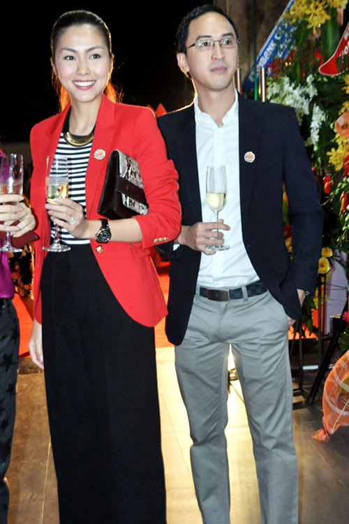 ân lang, tân nương Hà Tăng và Louis Nguyễn đều chuộng gu với phong cách thời trang giản dị nhưng sang trọng