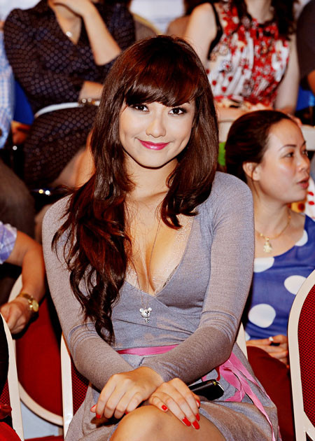 Chiếc váy cổ sâu khoe trọn nét thanh tân căng tràn của chân dài Hồng Quế