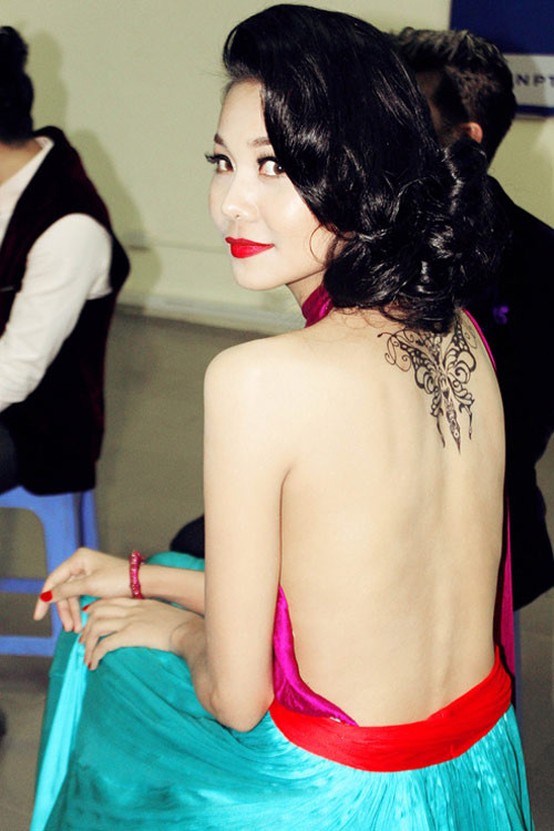 4. Thiết kế khoét lưng Nếu suốt ngày "bản cũ soạn lại" với khoe ngực sexy, hẳn nhiều người hâm mộ sẽ cảm thấy nhàm chán. Chính vì thế, mỹ nhân Việt nhanh nhạy lựa chọn các thiết kế phô diễn tấm lưng trần gợi cảm. Mặc thiết kế "kín trước hở sau", mỗi khi máy ảnh giơ lên, các kiều nữ trong showbiz Việt không hẹn mà gặp đều quay lưng lại tạo dáng.