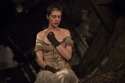Anne Hathaway vào vai gái điếm Fantine.