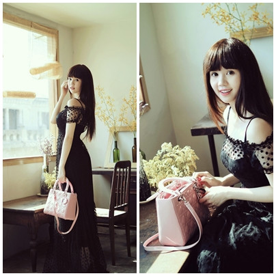 Phụ kiện màu hồng cũng là cách để Ngọc Trinh 'xóa già' cho những trang phục tối màu..