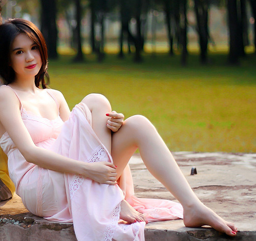 Khi Ngọc Trinh diện màu hồng, cô nàng trông trong trẻo và thật lãng mạn