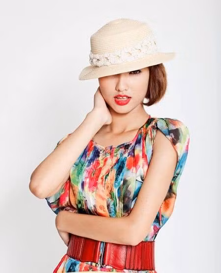 Những chiếc mũ cói nhỏ xinh xắn đáng yêu mix với trang phục cá tính..