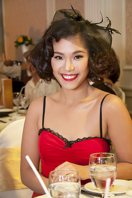 Nhiều người không thể rời mắt khỏi nữ ca sĩ bởi vẻ đẹp sang trọng, quyến rũ và căng tràn sức sống.