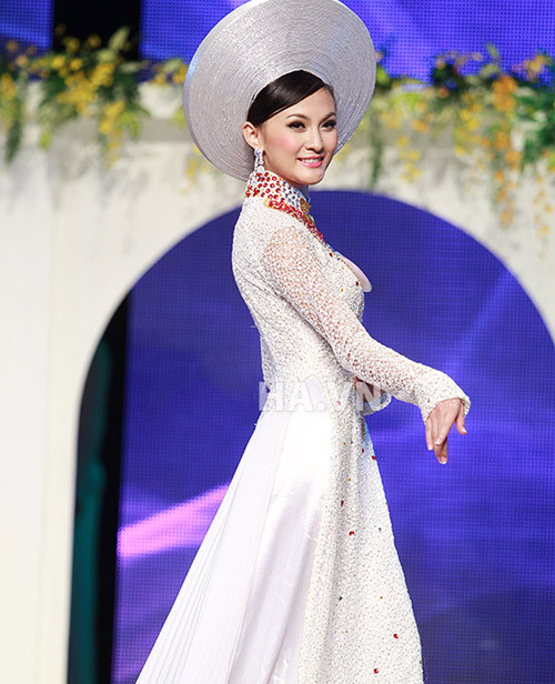 Có lẽ cũng do những tin đồn dao kéo, nên cô trượt giải "Người đẹp Phụ nữ thời đại qua ảnh". Có lẽ cũng do những tin đồn dao kéo, nên cô trượt giải "Người đẹp Phụ nữ thời đại qua ảnh".