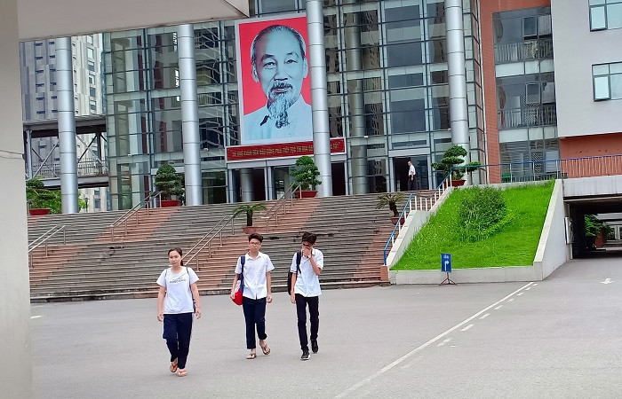 Những thí sinh đầu tiên bước ra khỏi phòng thi tại điểm thi Trường Trung học Phổ thông Chuyên Hà Nội - Asterdam (Ảnh: Vũ Ninh)