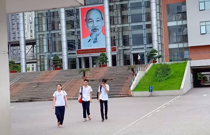 Những thí sinh đầu tiên bước ra khỏi phòng thi tại điểm thi Trường Trung học Phổ thông Chuyên Hà Nội - Asterdam (Ảnh: Vũ Ninh)