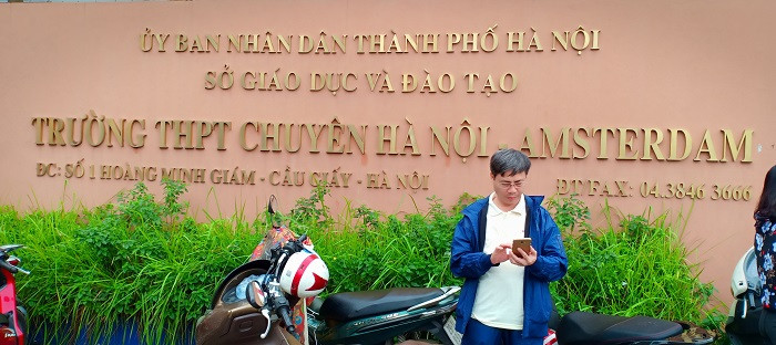 Phụ huynh đưa con đi thi tại Trường Trung học Phổ thông Chuyên Hà Nội Amsterdam (Ảnh: Vũ Ninh)