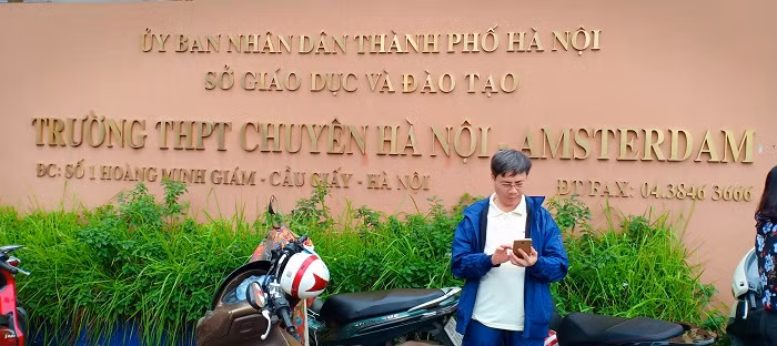 Phụ huynh đưa con đi thi tại Trường Trung học Phổ thông Chuyên Hà Nội Amsterdam (Ảnh: Vũ Ninh)