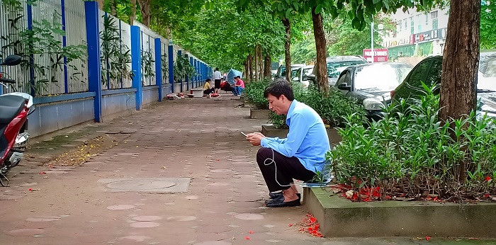 Phụ huynh bình thản trong môn thi đầu tiên trái với lo lắng của nhiều thí sinh (Ảnh : Vũ Ninh)