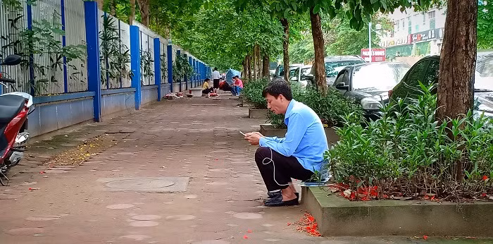 Phụ huynh bình thản trong môn thi đầu tiên trái với lo lắng của nhiều thí sinh (Ảnh : Vũ Ninh)