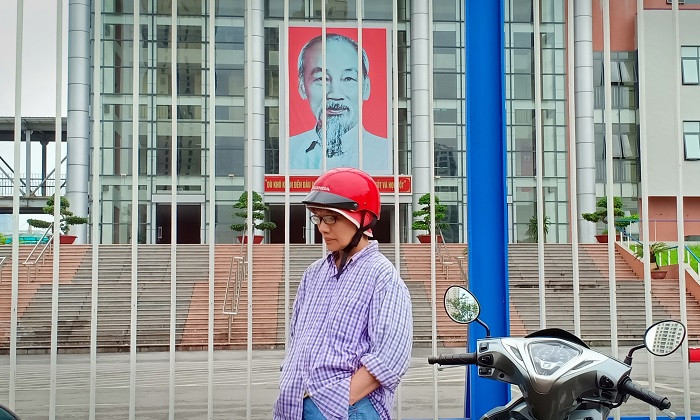 Một phụ huynh khác lại tỏ ra khá lo âu (Ảnh: Vũ Ninh)