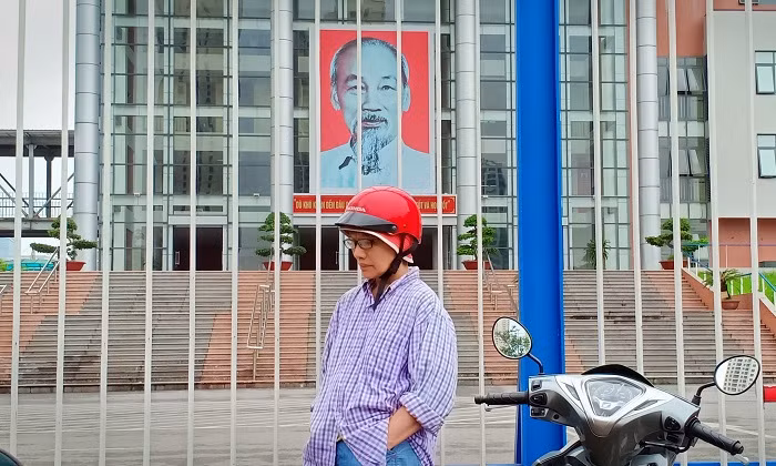 Một phụ huynh khác lại tỏ ra khá lo âu (Ảnh: Vũ Ninh)