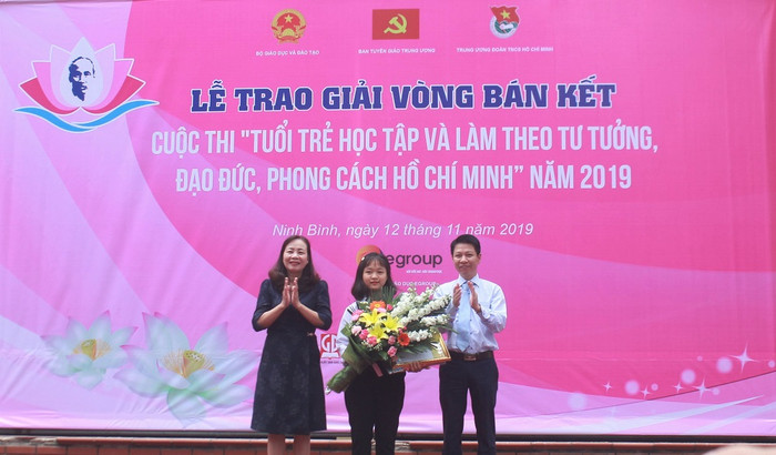 Trao giải cho thí sinh Đinh Thị Phương Nhâm, giải Tư Vòng thi Bán kết của cuộc thi (Ảnh:V.N) Trao giải cho thí sinh Đinh Thị Phương Nhâm, giải Tư Vòng thi Bán kết của cuộc thi (Ảnh:V.N)