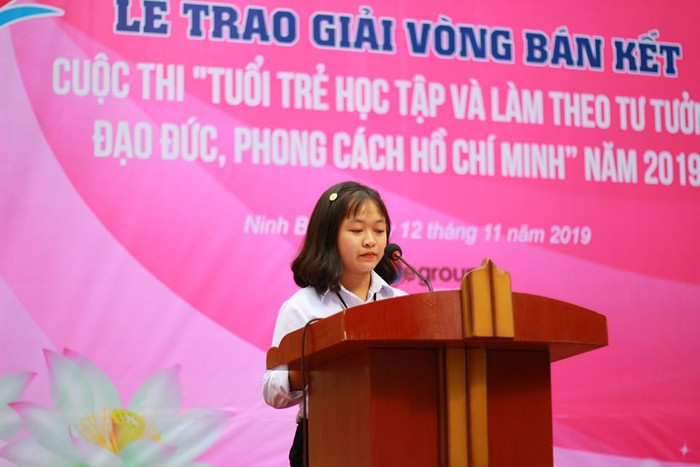 Em Đinh Thị Phương Nhâm chia sẻ cảm xúc khi nhận giải (Ảnh:V.N) Em Đinh Thị Phương Nhâm chia sẻ cảm xúc khi nhận giải (Ảnh:V.N)